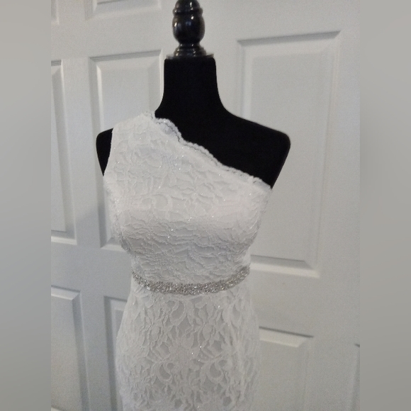 SPEECHLESS Iridescent White Lace w/1 Shoulder & Bead Work Around Wa… - Picture 4 of 15